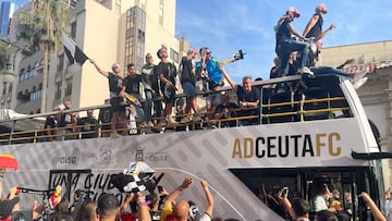 Miles de ceutíes celebran en la calle el histórico ascenso a Segunda 45 años después.