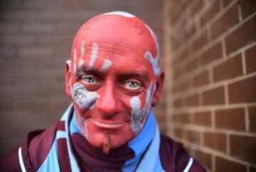 Así posa este seguidor del Burnley antes de un partido de su equipo.
