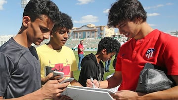 Jo&atilde;o F&eacute;lix firma aut&oacute;grafos en la Supercopa de Arabia. Transfermakt lo considera en estos momentos portugu&eacute;s del momento.