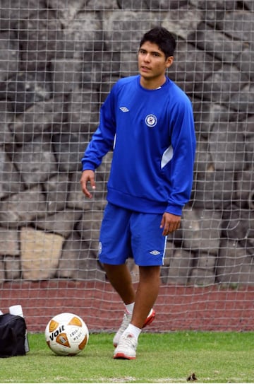 Fue considerado la joya de la cantera de Cruz Azul. Debutó a los 15 años de la mano de Sergio Markarián, DT que le dio la oportunidad en Primera División. Se le recuerda más por el apoyo que le dio una marca deportiva y por una indisciplina con la Sub 17 que lo dejó fuera del Mundial de 2009, que por su fútbol. Actualmente juega en el Salmantino de la 2B en España.