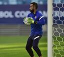Claudio Bravo ya le 'enseña los guantes' al portugués Rui Silva