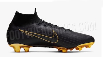 El delantero portugués de la Juventus de Turín estrenó el pasado viernes en el derbi de Turín sus nuevas botas, las Nike Mercurial Superfly personalizadas. Son de color negro con una suela dorada. Aunque, sin duda, el aspecto más llamativo es la palabra “