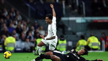 Soccer Football - LaLiga - Real Madrid v Leganes - Santiago Bernabeu, Madrid, Spain - March 29, 2025 Real Madrid's Rodrygo in action with Leganes' Renato Tapia REUTERS/Isabel Infantes