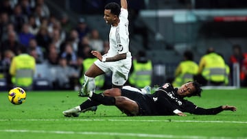 Soccer Football - LaLiga - Real Madrid v Leganes - Santiago Bernabeu, Madrid, Spain - March 29, 2025 Real Madrid's Rodrygo in action with Leganes' Renato Tapia REUTERS/Isabel Infantes