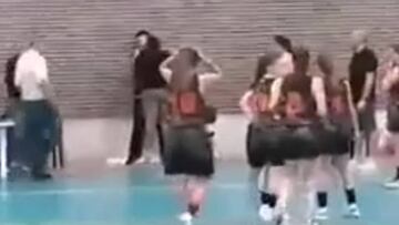 La mujer de un entrenador baja de la grada y agrede a un árbitro en un partido de cadetes