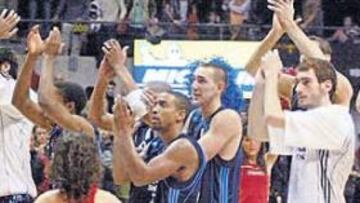 <b>VUELTA AL RUEDO. </b>Los jugadores del Madrid, entusiasmados con la victoria, agradecieron a los aficionados blancos presentes en el Buesa Arena su apoyo durante el partido.