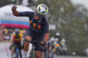 La española Paula Ostiz Taco celebra su victoria en la prueba júnior femenina de ciclismo en ruta, en el Campeonato Mundial de Ciclismo de Ruta en Kigali, Ruanda.