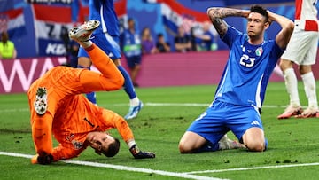 Leipzig (Germany), 24/06/2024.- Alessandro Bastoni of Italy (R) reacts after missing an opportunity to score against goalkeeper Dominik Livakovic of Croatia during the UEFA EURO 2024 group B soccer match between Croatia and Italy, in Leipzig, Germany, 24 June 2024. (Croacia, Alemania, Italia) EFE/EPA/FILIP SINGER
