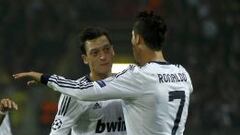 Cristiano Ronaldo felicita a &Ouml;zil por un gol del alem&aacute;n con el Madrid en la presente temporada.
