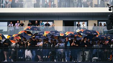Espectadores con paraguas durante el Gran Premio de Gran Bretaña de Fórmula 1 disputado en el circuito de Silverstone.