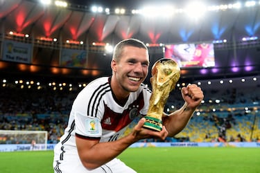 El ídolo en Alemania, campeón del mundo en 2014 y con 130 partidos defendiendo los colores de su selección, nunca tuvo un papel estelar en clubes. Su potencia y gol parecían reservarse para ‘Die Germanen’. Actualmente, Podolski tiene 40 años y continúa jugando en el Górnik Zabrze que milita en la liga polaca.