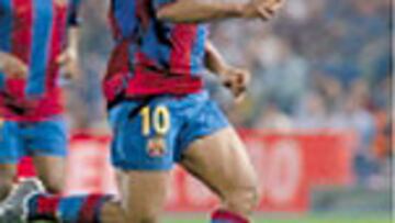 <b>ENDIABLADO</B>. Ronaldinho dejó cuatro detalles, pero de un nivel soberbio y letal.