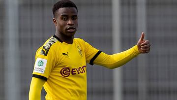 Moukoko, en un partido con el Dortmund Sub-19.