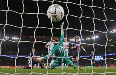 Cavani comes off bench to give PSG edge against Chelsea