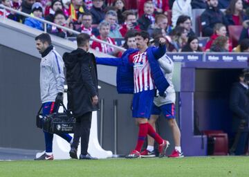 Savic se marchó lesionado tras una carrera con el jugador del Levante a los ocho minutos del comienzo del encuentro. Giménez le sustituyó.
