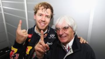 Sebastian Vettel y Bernie Ecclestone saludan tras el Gran Premio de Brasil disputado en Interlagos.