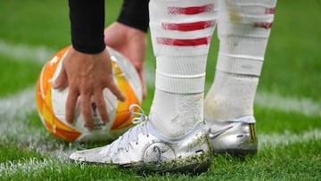 Soccer Football - Europa League - Group H - AC Milan v Lille - San Siro, Milan, Italy - November 5, 2020 The football boots of AC Milan's Sandro Tonali are seen as he places the ball for a corner kick REUTERS/Daniele Mascolo