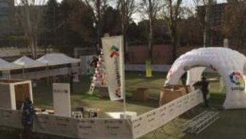 Carpas y juegos. La Fan Zone del Rayo Vallecano ya está instalada en Vallecas.