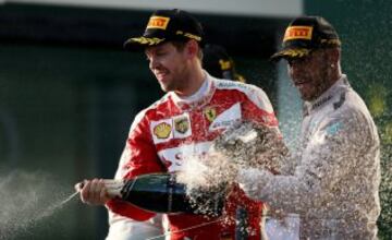 Sebastian Vettel celebra el podio con Lewis Hamilton.