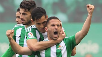 Durmisi, abrazado por Mandi tras marcar un gol.