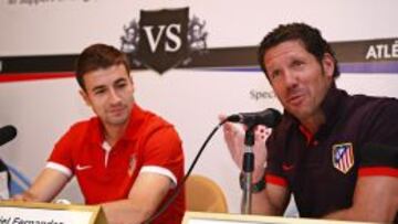 Gabi y Simeone durante la rueda de prensa de Singapur.