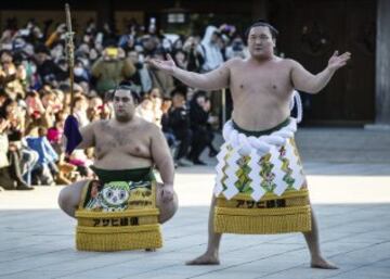 El gran campeón de sumo Hakuho Sho interpreta el "dohyo-iri" o ceremonia de ingreso al ring, durante el ritual de Año Nuevo en el santuario Meiji en Tokio (Japón). La ceremonia tradicional atrae cada año a miles de personas que no quieren perderse la lucha entre los dos campeones de sumo de Japón, conocidos como yokozuna, considerada como una ofrenda a los dioses sintoístas.