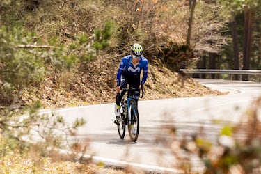 La ascensión a Valdesquí cuenta con numerosas curvas, propias de la ascensión de Cotos (lo que cambia es el desenlace) con una pendiente constante. La altitud cambia drásticamente de inicio a salida: de los 1200 metros aproximados a los 1850 de la meta.
