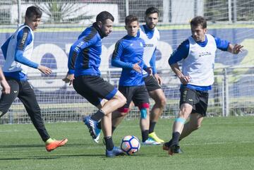 Javi Fuego pugna con Víctor Sánchez, este martes.