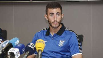 Jacobo González durante su presentación como nuevo jugador del Tenerife.