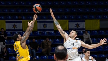 Saben Lee se levanta para anotar la canasta ganadora.