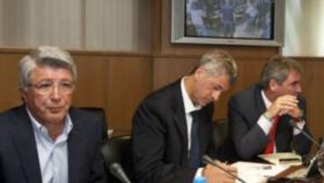 <b>DISCONFORMES. </b>Los representantes de Atlético, Sevilla y Betis no quedaron satisfechos en la Asamblea.