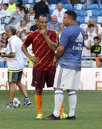 Cafú charla con Ronaldo. 
 