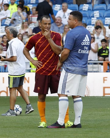 Cafú charla con Ronaldo.