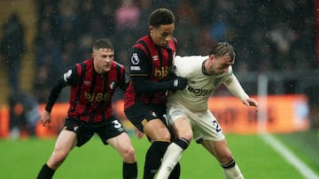 Soccer Football - Premier League - AFC Bournemouth v West Ham United - Vitality Stadium, Bournemouth, Britain - November 22, 2025 AFC Bournemouth's Marcus Tavernier in action with West Ham United's Jarrod Bowen REUTERS/David Klein EDITORIAL USE ONLY. NO USE WITH UNAUTHORIZED AUDIO, VIDEO, DATA, FIXTURE LISTS, CLUB/LEAGUE LOGOS OR 'LIVE' SERVICES. ONLINE IN-MATCH USE LIMITED TO 120 IMAGES, NO VIDEO EMULATION. NO USE IN BETTING, GAMES OR SINGLE CLUB/LEAGUE/PLAYER PUBLICATIONS. PLEASE CONTACT YOUR ACCOUNT REPRESENTATIVE FOR FURTHER DETAILS..