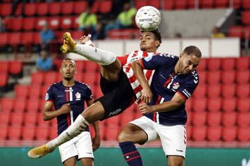 PSV Eindhoven's Donyell Malen (C) vies with FC Emmen's Keziah Veendorp (R) during the Dutch Eredivisie football match between PSV Eindhoven and FC Emmen in Eindhoven, on September 19, 2020 in Eindhoven. (Photo by MAURICE VAN STEEN / ANP / AFP) / Netherlan