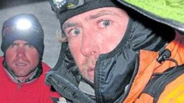 <b>EN UNA CORNISA A UNOS 6.200 METROS</b> Óscar Pérez (dcha.) se encuentra en una cornisa del lado norte del Latok II con un saco, un infiernillo y algo de comida. Una fractura en el brazo y otra en la pierna le tienen inmovilizado.