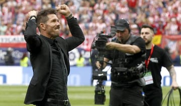 Diego Simeone slautes fans at the last Atleti game to be played at the Vicente Calderón.