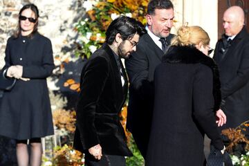 Zayn Malik ingresa a la iglesia St. Mary, minutos antes del funeral