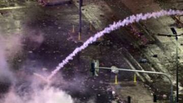La policía tuvo que actuar de manera contundente y lanzar gases lacrimógenos para disolver a los alborotadores en Buenos Aires.