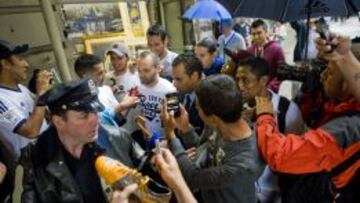 Iniesta, rodeado de aficionados.