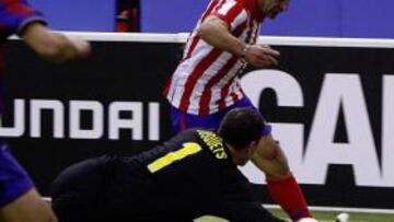 <b>PELIGRO. </b>Busquets corta el disparo de Moya ante la mirada de Villena.