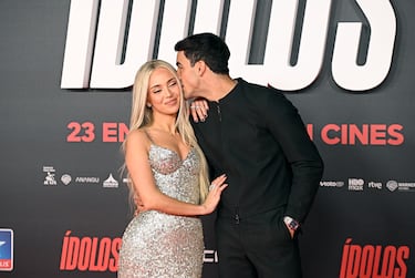 El actor Óscar Casas y la cantante Ana Mena durante el estreno de la película 'Ídolos'.