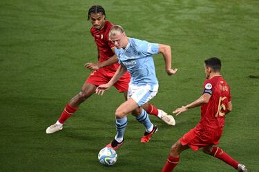 Erling Haaland presionado por Eric Bade y Jesús Navas.