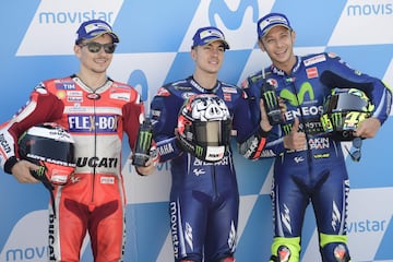 Maverick Viñales consigue la pole, acompañado por Jorge Lorenzo y Valentino Rossi en la primera fila. 