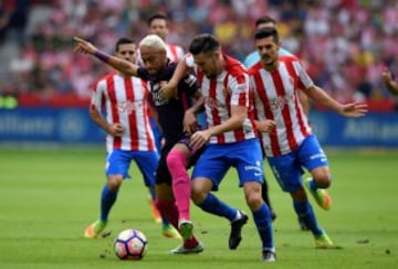 Football Soccer - Sporting Gijon v Barcelona - Spanish La Liga Santander - El Molinon stadium, Gijon, Spain- 24/09/16. Barcelona's Neymar (L) and Sporting Gijon's Moi Gomez in action. REUTERS/Eloy Alonso