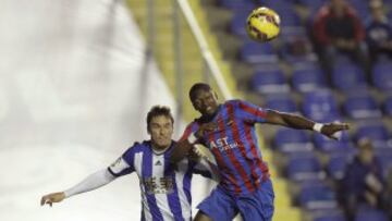 El jugador del Levante UD, Pape Diop,d, disputa un balón con el jugador de la Real Sociedad, Ansotegi, durante el partido de Liga correspondiete a la jornada 16 disputado esta tarde en el estadio Ciutat de València.