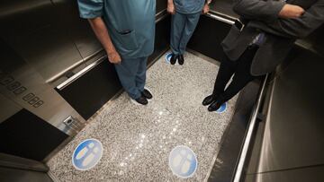 Tres personas en un ascensor con pegatinas que controlan la distancia como medida de prevención por el Covid-19 en el Centro de Investigaciones Médicas Aplicadas (CIMA) de la Universidad de Navarra, en Pamplona, Navarra, (España), a 10 de noviembre de 2020. Actualmente, el 94 % de los alumnos de las universidades navarras acuden a clase con normalidad y disponen de servicios remotos para que cualquiera que no pueda acudir por motivos sanitarios o de desplazamiento pueda continuar con la materia impartida. Asimismo, los recintos universitarios cuentan con medidas anticovid como la reducción de aforos, la modificación de espacios y dotación de recursos técnicos, así como las medidas básicas de distancia interpersonal, uso de mascarilla o desinfección.
10 NOVIEMBRE 2020;PAMPLONA;NAVARRA;COVID19;ANTICOVID;UNIVERSIDADES
Eduardo Sanz / Europa Press
10/11/2020