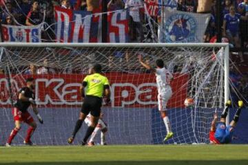 Futbol, Union Española vs Universidad de Chile. Duodecima fecha campeonato de Apertura 2016/17.
El jugador de Union Española Carlos Salom convierte un gol contra Universidad de Chile durante el partido de primera division en el estadio Santa Laura de Santiago, Chile.
19/11/2016
Ramon Monroy/Photosport*************

Football, Union Española vs Universidad de Chile. Twelve date, Aperture Championship 2016/17.
Union Española's player Carlos Salom  scores against Universidad de Chile during the first division football match held at the Santa Laura stadium in Santiago, Chile.
19/11/2016
Ramon Monroy/Photosport