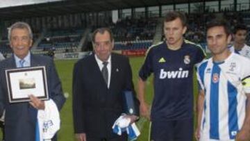 <b>ILUSTRE. </b>Pachín recibió una camiseta y una placa antes del partido.
