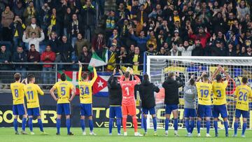 Los jugadores del Cádiz agradecen el apoyo de su afición, tras el partido contra el Lugo.